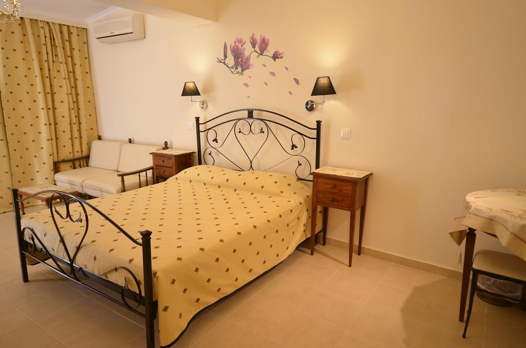 Golden Fox Studios And Suites Lákones Exteriér fotografie