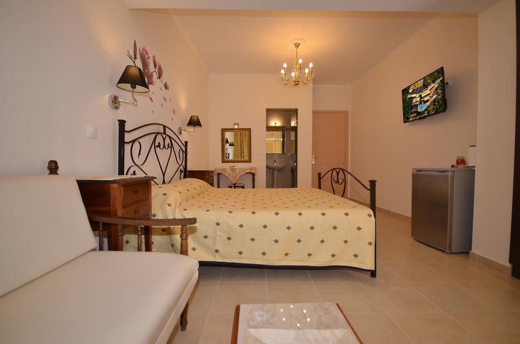 Golden Fox Studios And Suites Lákones Exteriér fotografie