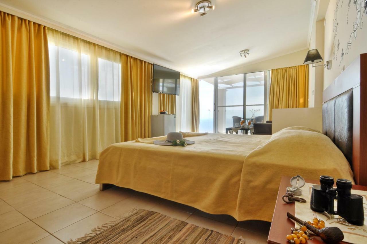 Golden Fox Studios And Suites Lákones Exteriér fotografie