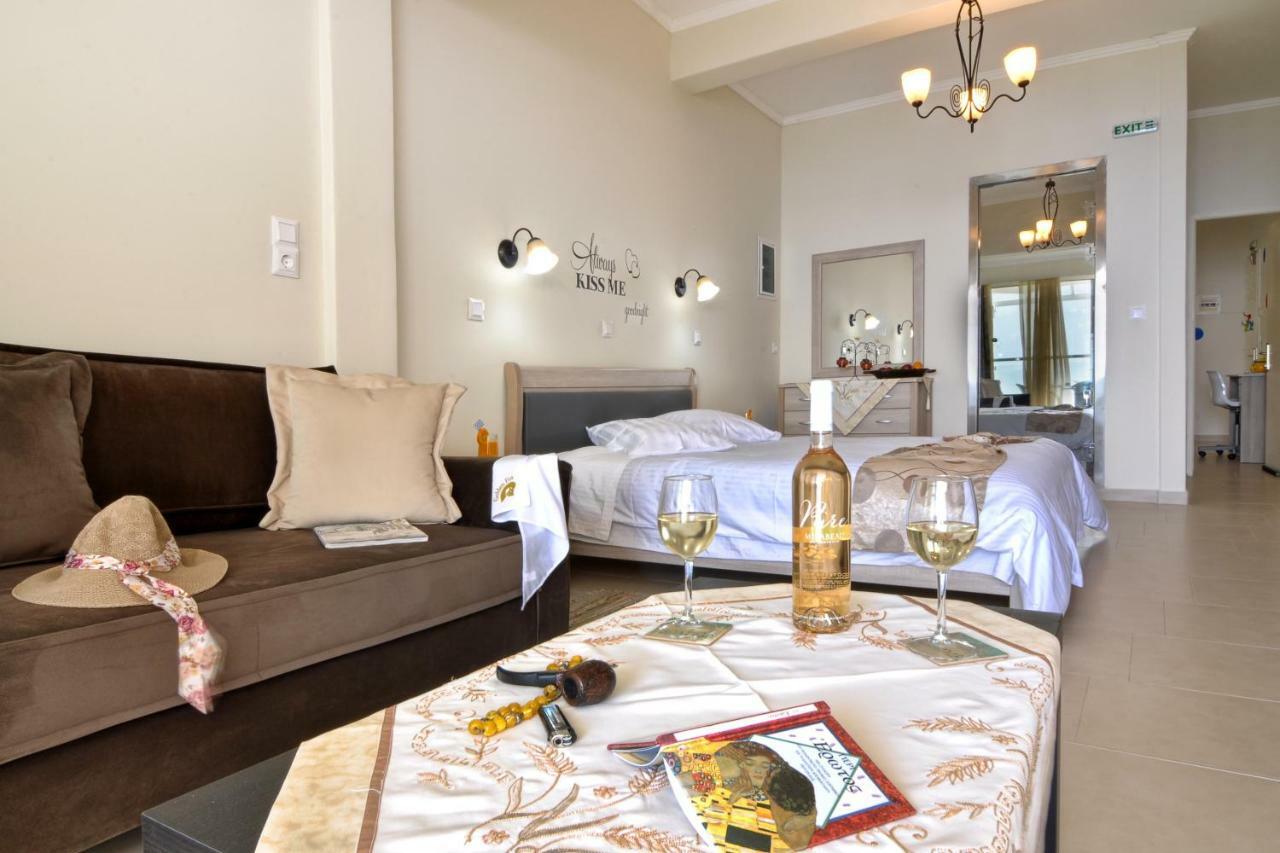Golden Fox Studios And Suites Lákones Exteriér fotografie