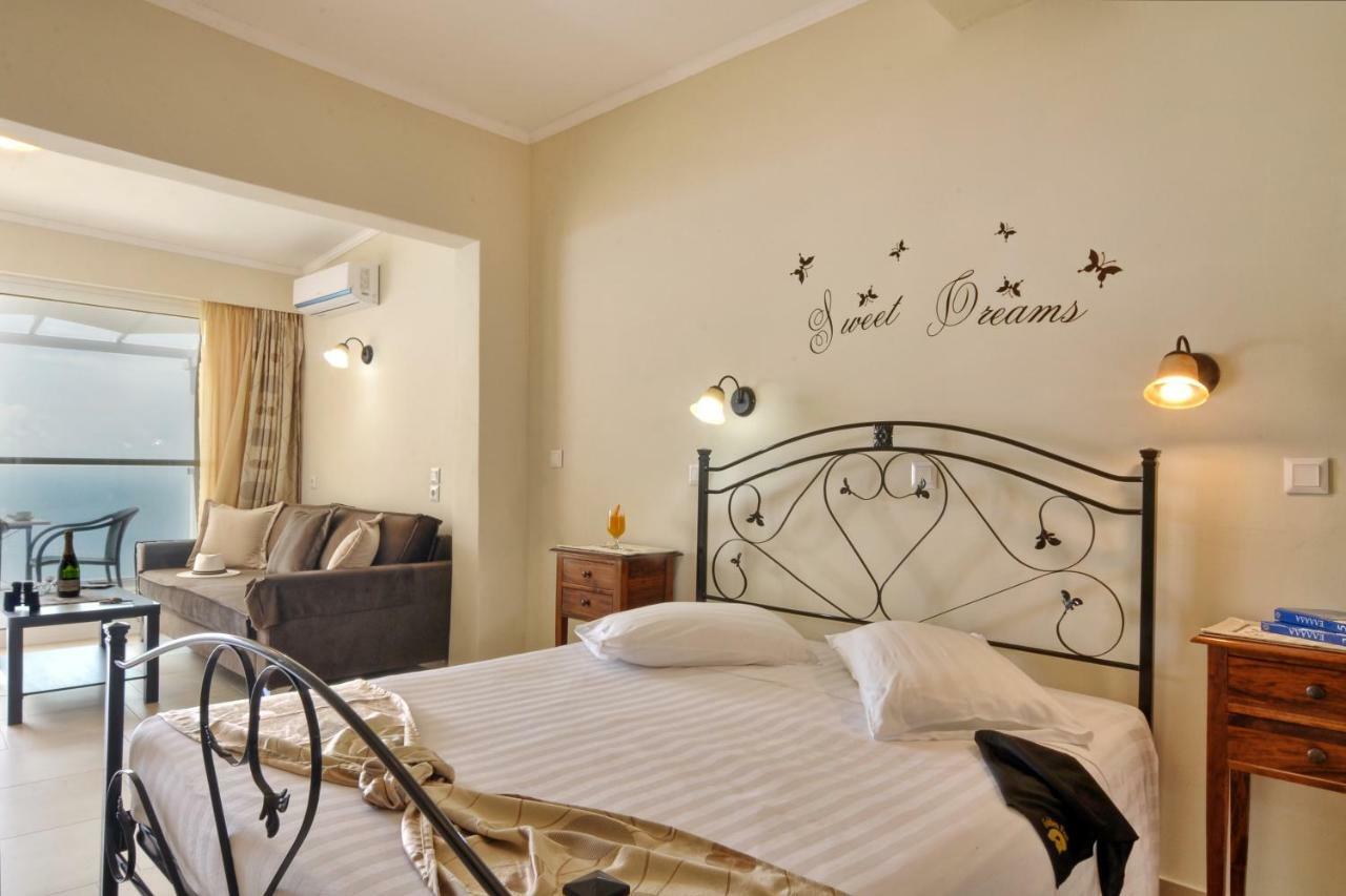 Golden Fox Studios And Suites Lákones Exteriér fotografie